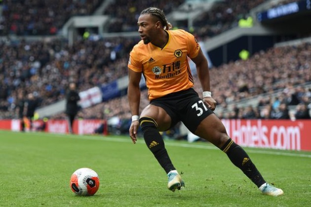 Cầu thủ Adama Traore (Wolves) rê bóng trong trận đấu