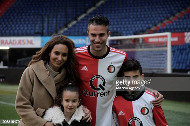 Robin van Persie kết hôn với Bouchra van Persie Wiki 2022 – Tuổi, Giá trị tài sản ròng, Sự nghiệp, Con cái, Gia đình, v.v.