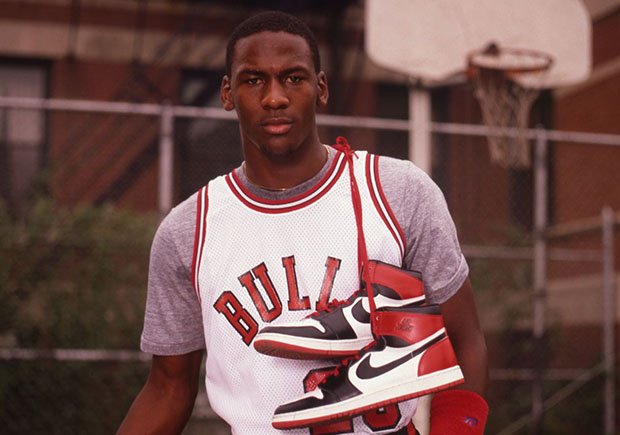 Giày Nike Air Jordan cùng với siêu sao bóng rổ Mike Jordan