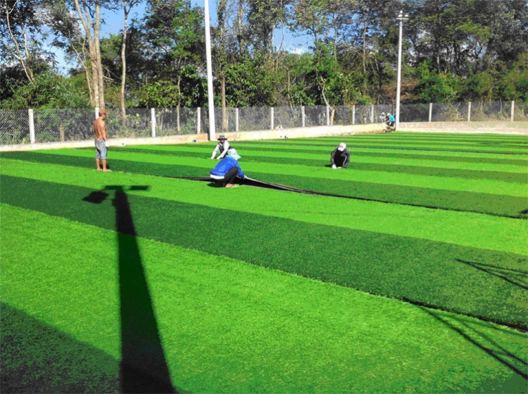 Khi làm sân cỏ nhân tạo chúng ta nên chú ý đến quá trình thi công để cho ra những sân cỏ tốt nhất