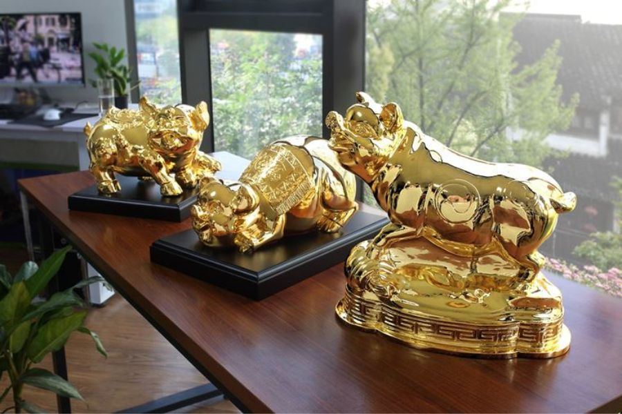Mô hình linh vật vàng năm con lợn trên bàn